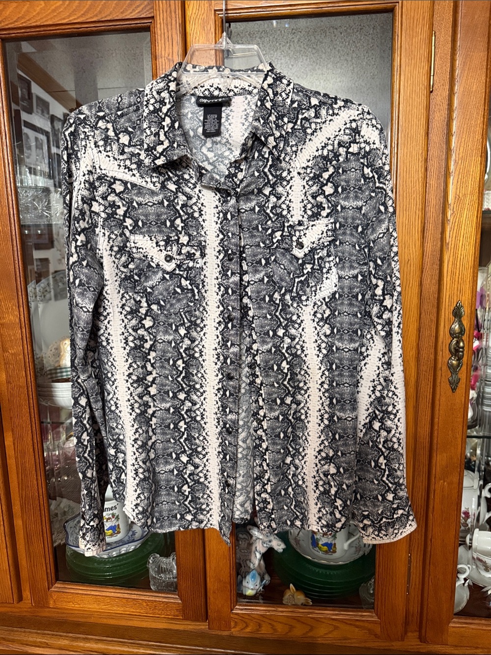Black & White Wrangler Snake-Print Long-Sleeve Western Shirt. Women’s Small